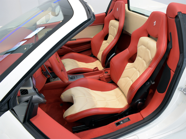 2013年モデル EU新車並行輸入車 フェラーリ 458 スパイダー 20in鍛造AW カーボンレーシングシート