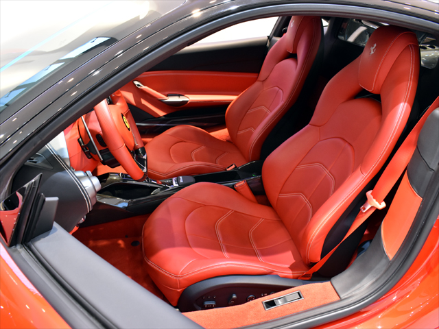 2016年モデル 正規ディーラー車 フェラーリ 488GTB 2トーンエクステリア カーボンLED 黒・赤インテリア