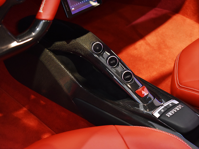 2016年モデル 正規ディーラー車 フェラーリ 488GTB 2トーンエクステリア カーボンLED 黒・赤インテリア