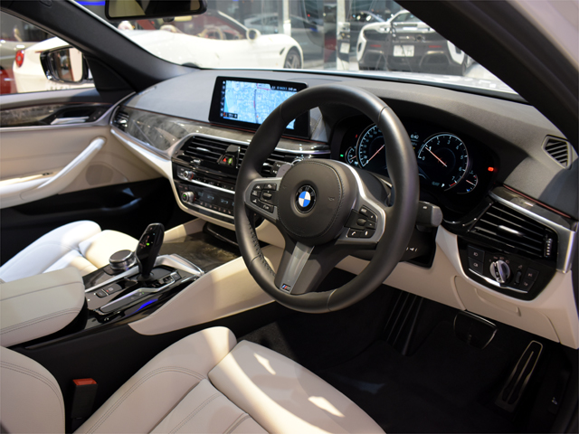 2018年モデル 正規ディーラー車 BMW 530i MスポーツPKG 白革 サンルーフ 外装マッチペイント 